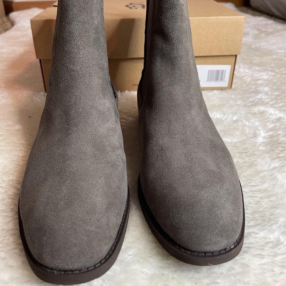 Gray boots. - Picture 2 of 3